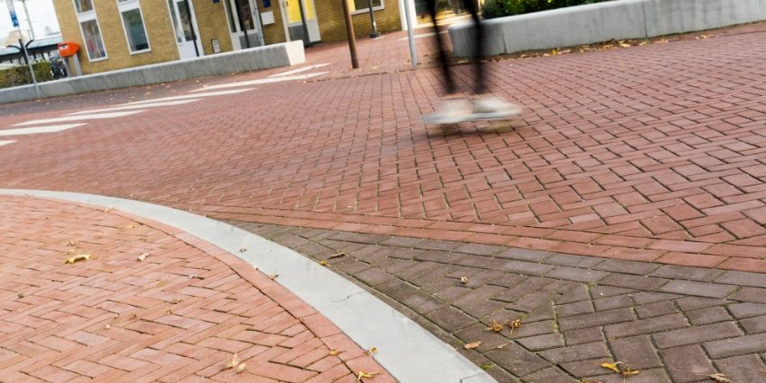 Herinrichting centrum, Middelburg | Straatbakstenen: Middelburgmix WF | Aannemer: Aannemersbedrijf J.M.B., Oudenbosch JD Infra, Meliskerke | Architect en opdrachtgever: Gemeente Zevenaar | Aannemer: Hoornstra Infrabouw, Doesburg