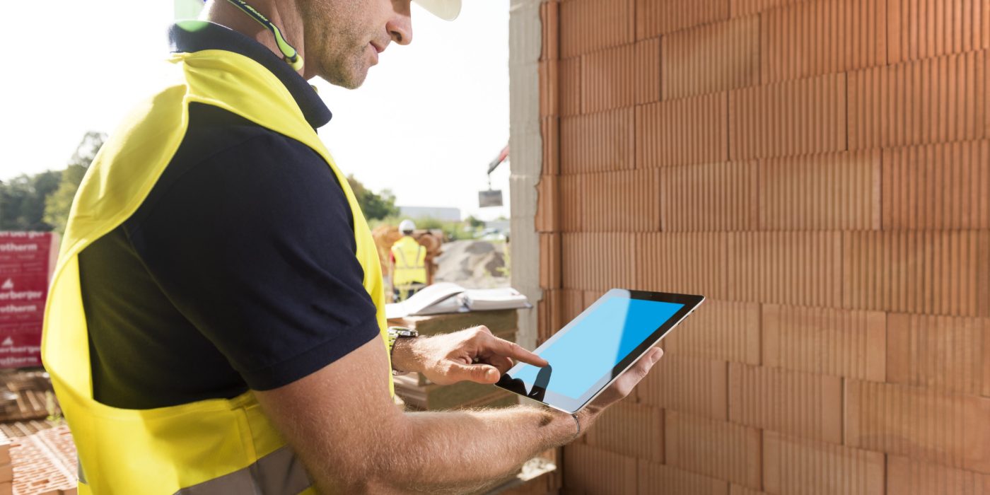 Construction worker with tablet computer, Fast Forward Commercial Excellence