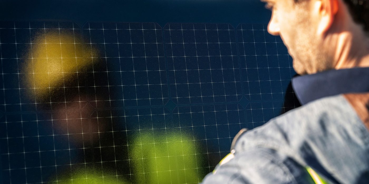 Een tevreden huiseigenaar met Wevolt Alegra 10 zonnedakpannen.