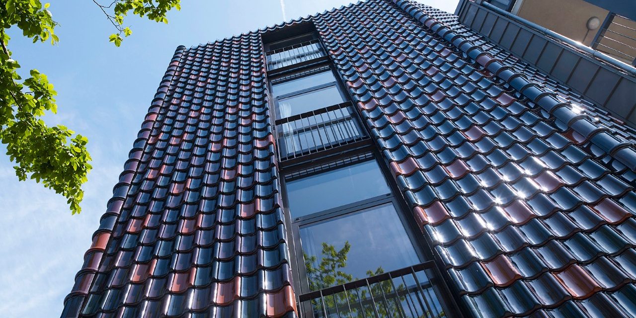 VHV Nachtblauw Geglazuurd 613, Lichtbruin Geglazuurd 663 en Wijnrood Geglazuurd 614 | Renovatie Kantoor De Hulk | Almere | Architect: Rik Lagerwaard Architect BNA, Amersfoort | Client: Woningcorporatie De Alliantie, Almere | Completion Date: 2013-01-01