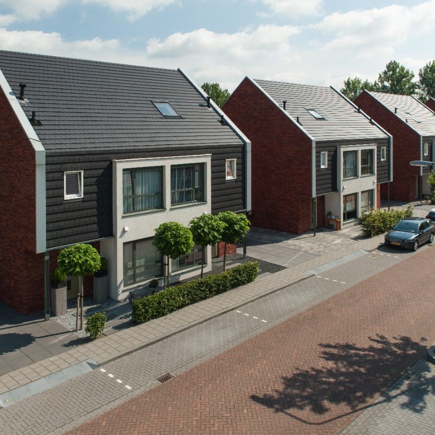 Datura Leikleur Mat Engobe 703 | Nieuwbouw 2-onder-1-kapwoningen Project Buurtstede | Koetserstraat - Klemstraat, Buurtstede, Veenendaal | Architect: Han van Zwieten, Amersfoort | Contractor: UBU, Doetinchem | Completion Date: 2011-01-01