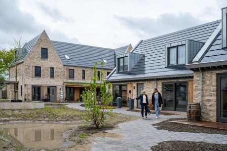 Architect: Hans Been Architecten BNA. Projectontwikkeling: KRKTR. Opdrachtgever: Gemeente Vijfheerenlanden. Realisatie: Reuvers Ontwikkeling & Bouw. Nieuwbouwproject Tuinhof in Ameide met Marziale HV ClickBrick en Wevolt X-Roof