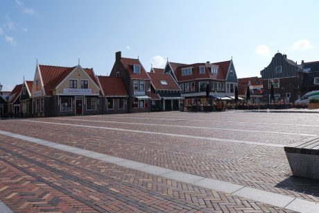 Herinrichting centrum, Volendam | Straatbakstenen: Volendam mix | Aannemer: KWS Infra, Vianen | Opdrachtgever: Gemeente Volendam