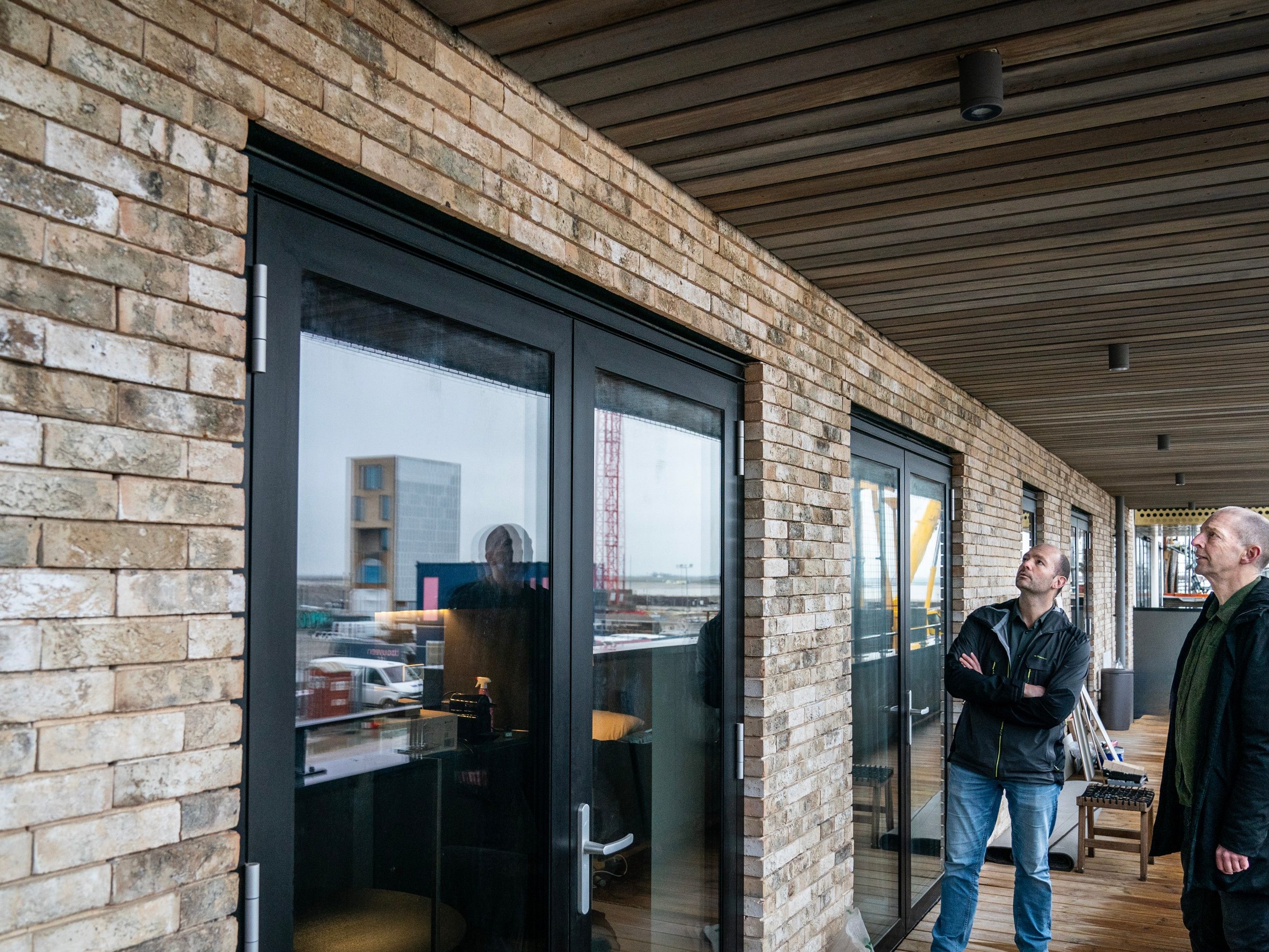 Product: Marziale HV ClickBrick. Architect: Wouter de Haas, Lab03 & Steve Reid, JoustraReid Architecten. Contractor: De Geus Bouw, Broek op Langedijk. Handelaar: RAB Alkaar. Nieuwbouw appartementen met Marziale HV ClickBrick Pure | IJburg, Amsterdam