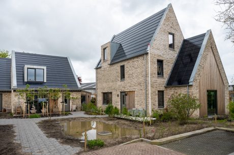 Architect: Hans Been Architecten BNA. Projectontwikkeling: KRKTR. Opdrachtgever: Gemeente Vijfheerenlanden. Realisatie: Reuvers Ontwikkeling & Bouw. Nieuwbouwproject Tuinhof in Ameide met Marziale HV ClickBrick en Wevolt X-Roof