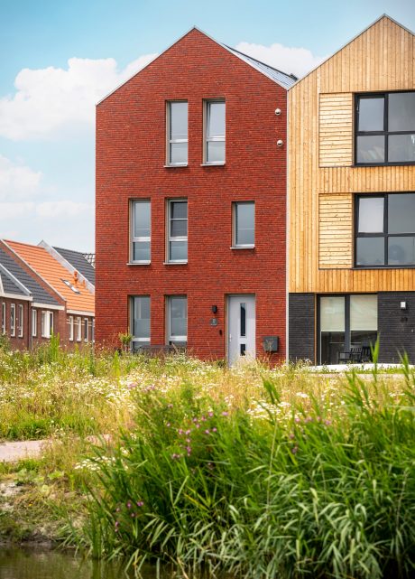 Product: ClickBrick Pure HV Blauwrood genuanceerd, Andalucia, Zwart. Aannemer: Ekowood Houses, Verhaegh Ekobouw en Bouwbedrijf Regeling. Nieuwbouwproject Ekowood Houses | Wiarda, Leeuwarden