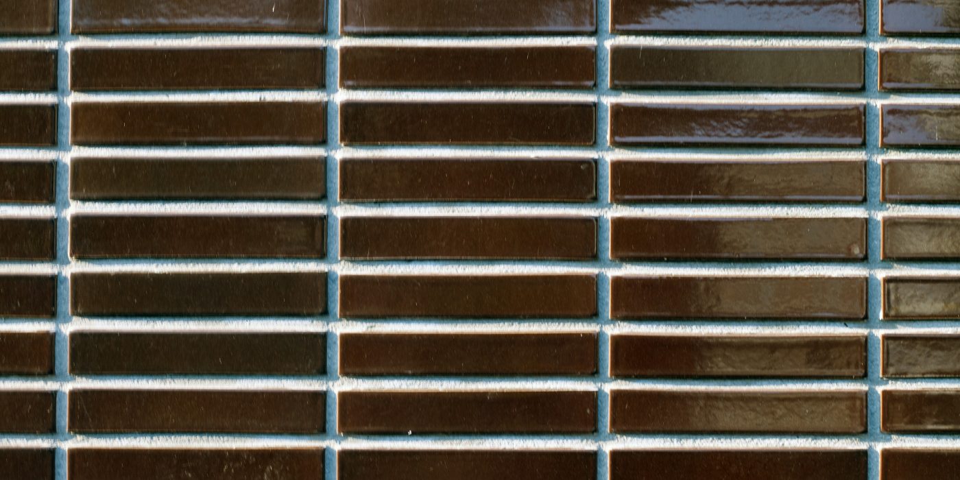 Renovatie Elsevier kantoorgebouw voor studentenwoningen, Sara Burgerhartstraat, Amsterdam. Oplevering: 2015. Aannemer: N.J. de Nijs en Zonen. Architect: Knevel architecten, Amsterdam. Fotograaf: Leonard Fäustle. Sorteringen: Terca glazuurbakstenen.