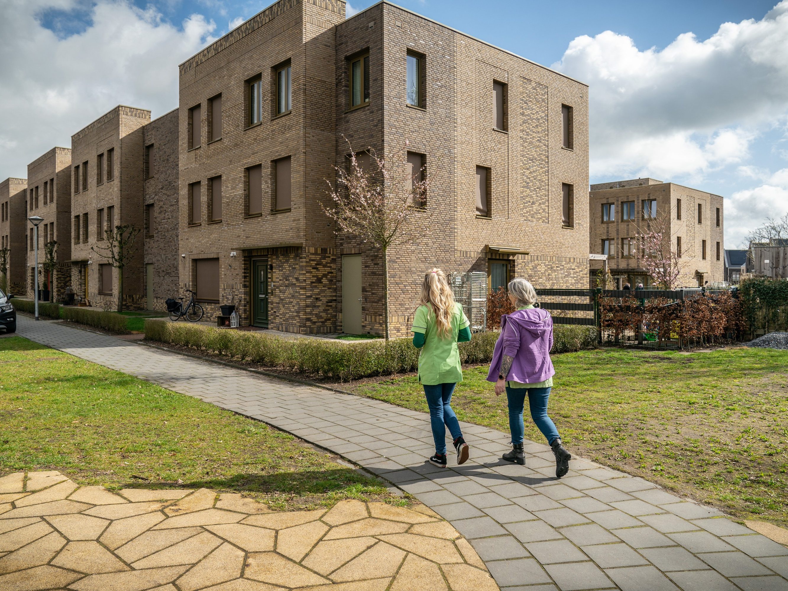 Gevelstenen: Hoornbloem WS WF en Teunisbloem WS WF. Architect: Evelien van Veen, Van Veen Architecten. Opdrachtgever: Vitaal Zorgvast. Aannemer: BAM Wonen. Belegger: Apollo Vastgoed. Nieuwbouw innovatief woonzorgconcept | Hofje Wendakker, Heerde