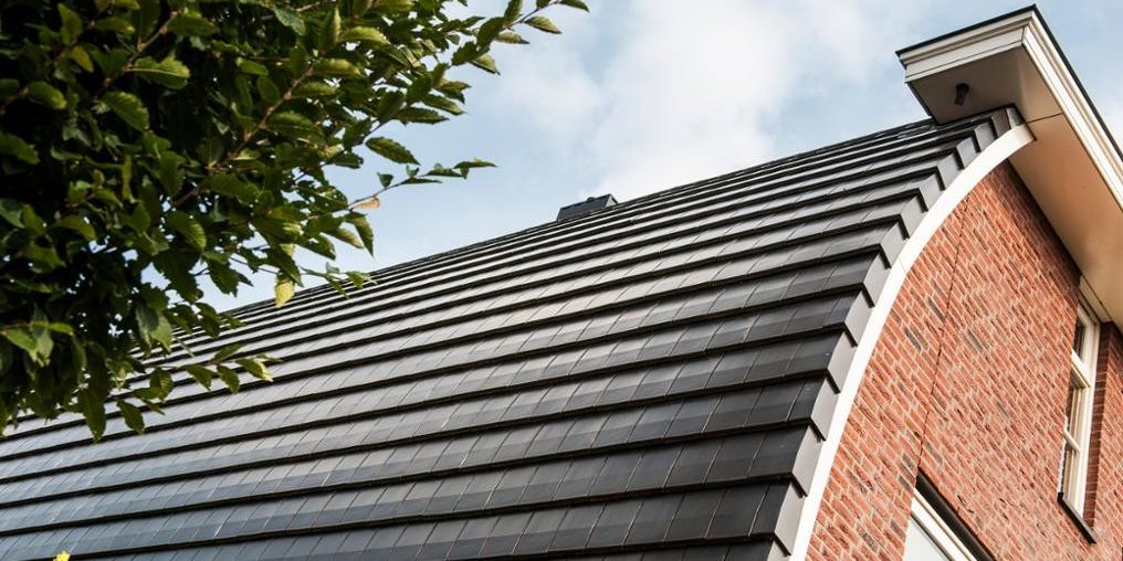 Nieuwbouw tussenwoningen, v. Tuylstraat, Vathort Amersfoort. Datura matzwart verglaasd. Gebogen daken. v. Tuylstraat, Vathort Amersfoort. 39 woningen. Aannemer Heijmans Bouw, Amersfoort. Stijl classica. online dakplanner