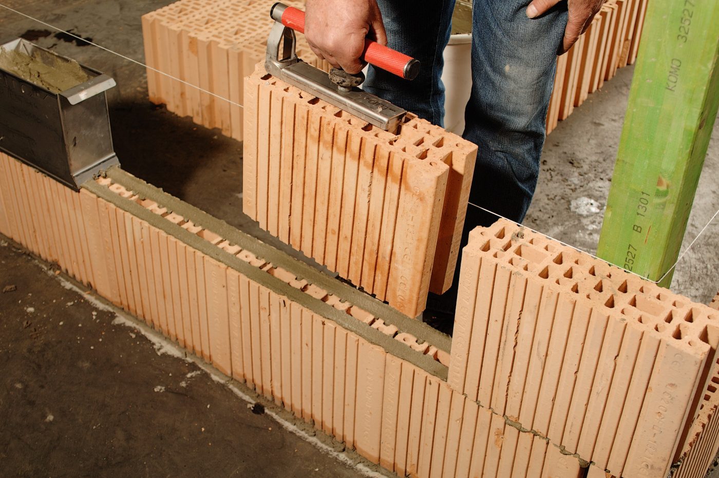 Plaatsen Porotherm PL25 blok met blokkenklem