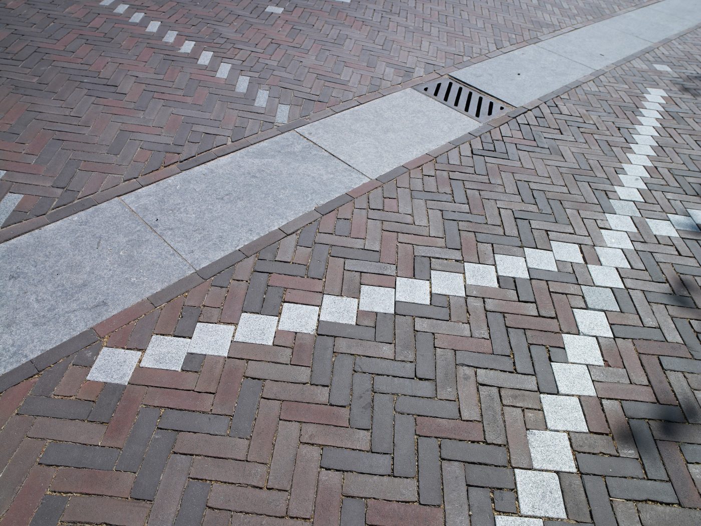 Renovatie straat | Binnenweg, Heemstede | Straatbakstenen mix: Novoton wasserstrich (93%) en Arduin wasserstrich (7%) DF | Opdrachtgever: Gemeente Heemstede | Aannemer: Compeer B.V., Halfweg